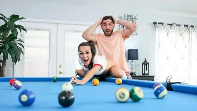Jeu de billard entre frères et sœurs gagne un nettoyage gratuit vidéo porno