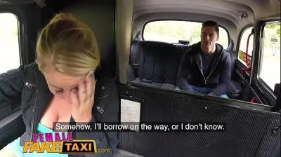 Modèle féminin de faux taxi sexe blond chaud dans un taxi. vidéo porno