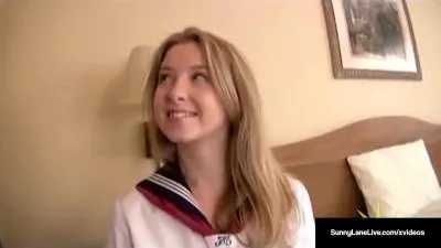 Létudiante américaine sunny lane jouit des nouilles de la chatte mouillée vidéo porno