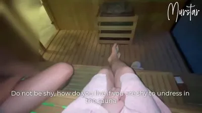 Fellation risquée dans le sauna dun hôtel vidéo porno