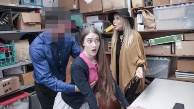 Adolescente et mamie baisées par un agent du centre commercial vidéo porno