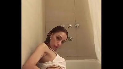 Jonglage dans la salle de bain vidéo porno
