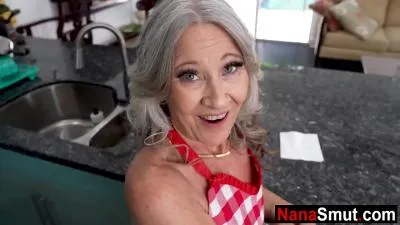 Une belle-grand-mère excitée veut baiser son petit-fils vidéo porno