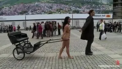 Bébé nue tirant des charios en public vidéo porno