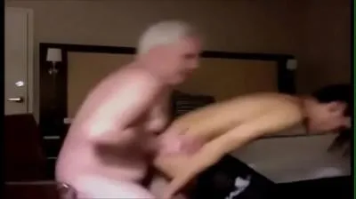 Le grand-père dune brune baisée vidéo porno