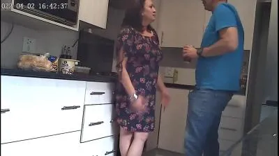Femme surprise en train de tromper un gars de la piscine vidéo porno
