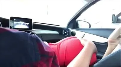 Sucer une bite dans une voiture publique video porno
