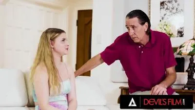Un homme mûr enseigne à une baby-sitter la technique de la salope vidéo porno