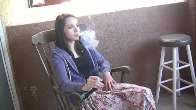 Emily grey adolescente sexy fumant une cigarette vidéo porno
