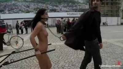 Esclave roumaine nue en public vidéo porno