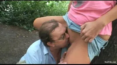 Un vieux con excité baise une ado coquine vidéo porno