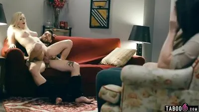 Un petit ami transforme une adolescente blonde en salope à la bite sale vidéo porno