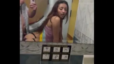 Compañera de lécole de cuisine dans un bain public vidéo porno