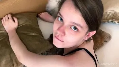 Une jeune adolescente timide sèche les cours pour son premier porno vidéo porno